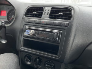 Замена 1-диновой магнитолы Alpine Volkswagen Polo на RCD 320 Bluetooth
